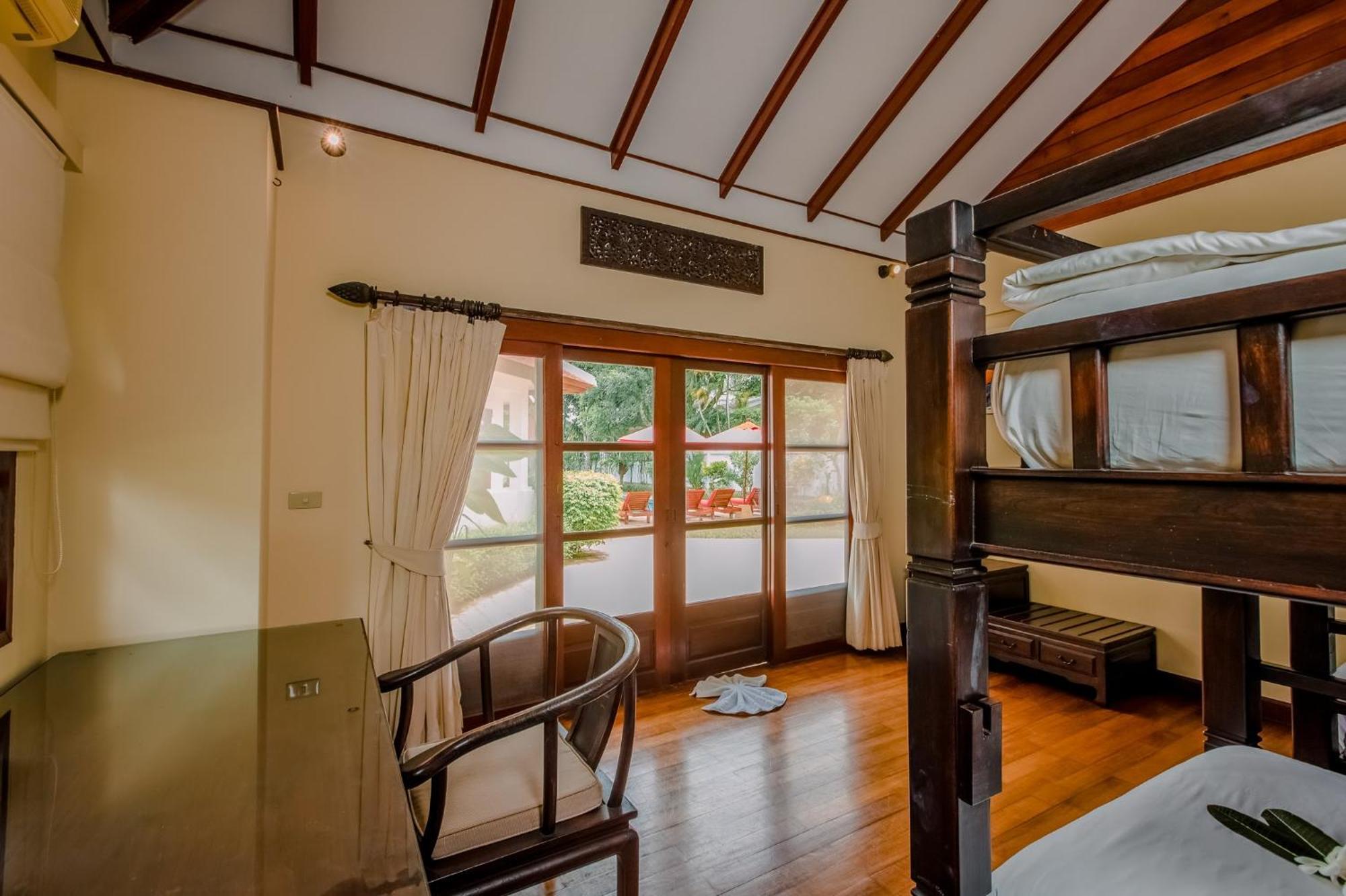 The Privilege Hotel Ezra Beach Club Bang Rak Beach  Exterior foto
